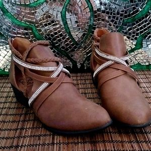 Daisy Fuentes Sandals Tan  6 1/2
